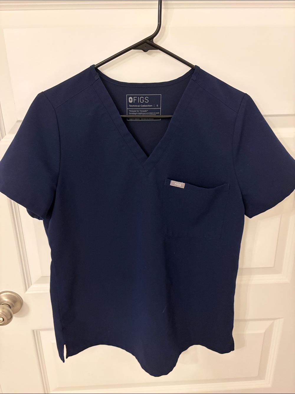 Figs women’s Navy Short Sleeve V-Neck Scrub Top